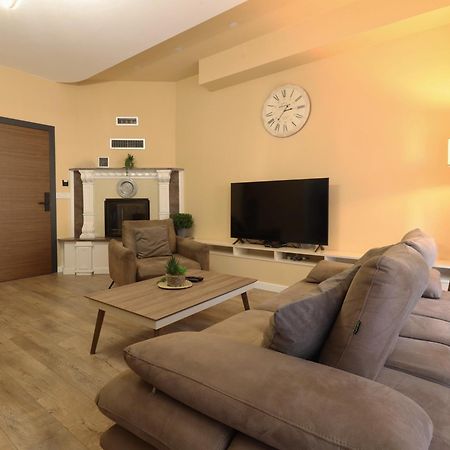 Midtown Prishtina Stays - Central Location พริสตีนา ภายนอก รูปภาพ