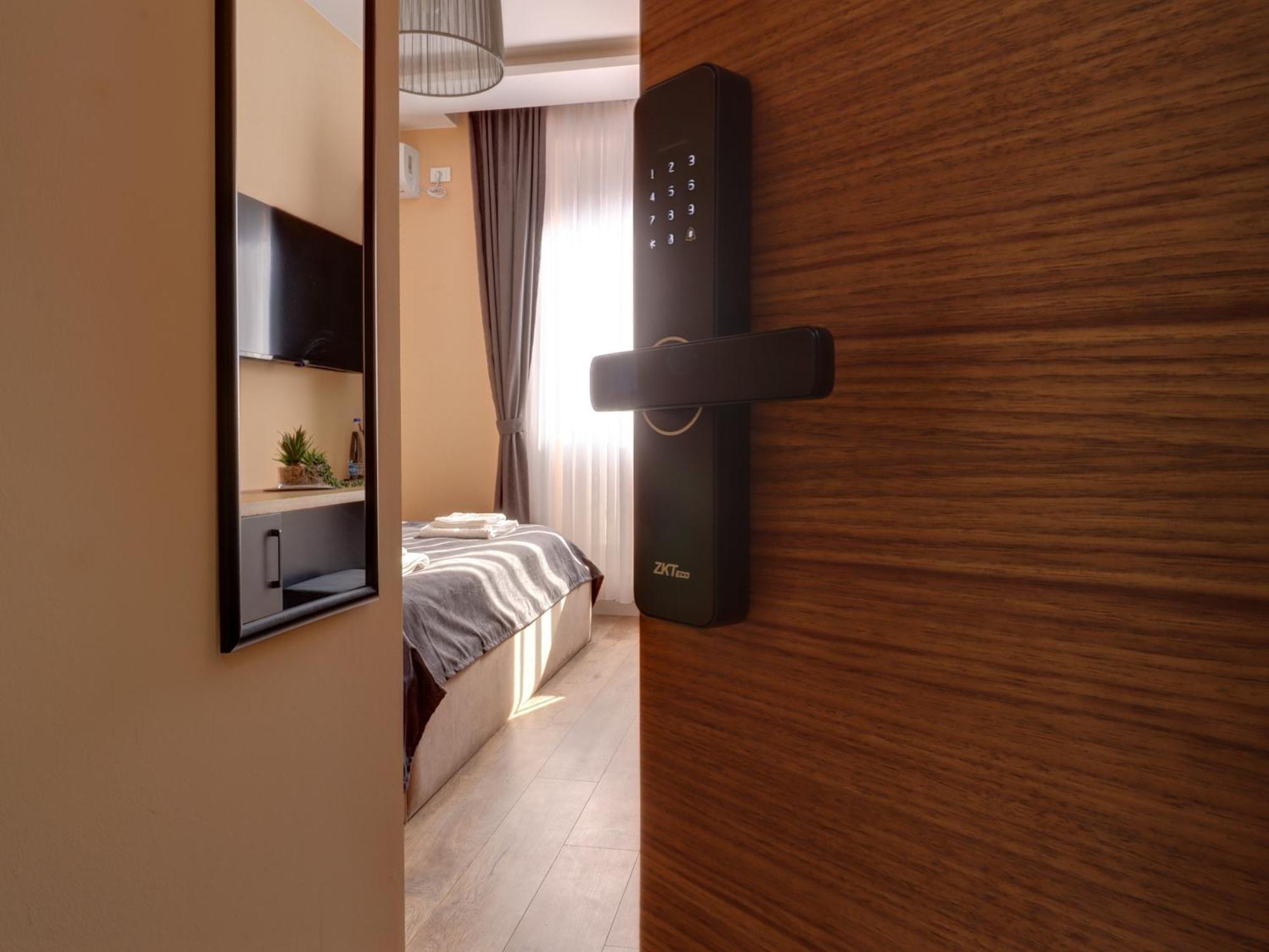 Midtown Prishtina Stays - Central Location พริสตีนา ภายนอก รูปภาพ
