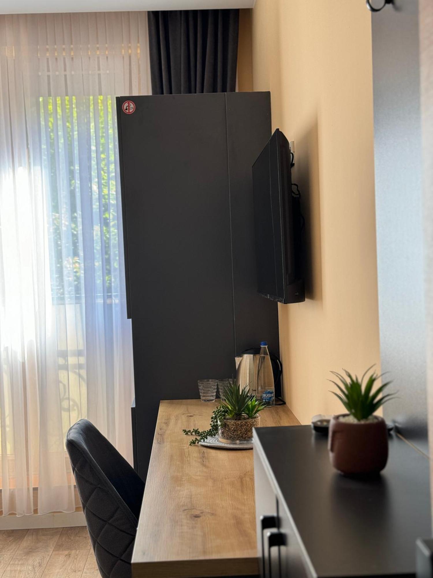 Midtown Prishtina Stays - Central Location พริสตีนา ภายนอก รูปภาพ