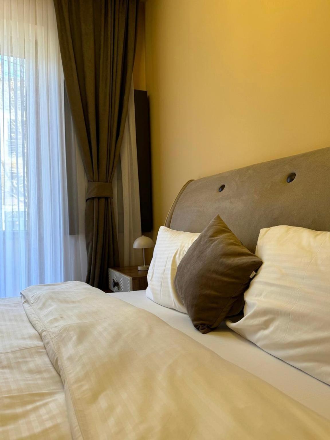 Midtown Prishtina Stays - Central Location พริสตีนา ภายนอก รูปภาพ